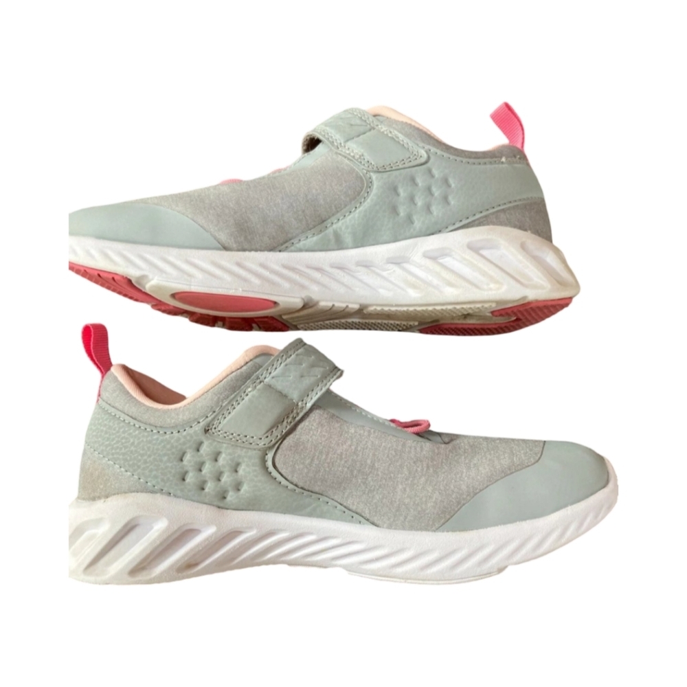 🔥Target Kids Sneakers in Gray and Pink Size 2🔥5$ If You Get Bundle🔥 - Picture 2 of 4